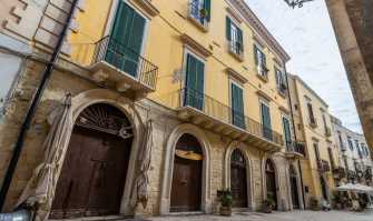 Cinque portali, sale affrescate e un torrino che svetta sul mare di Bari: � il nobiliare Palazzo Giotta